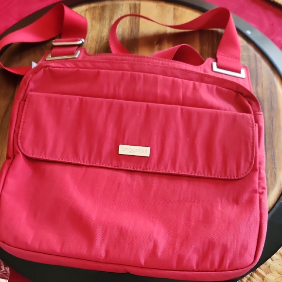 Baggallini Red Quilted Messenger Bag with‎ Water-Resistant Finish - Picture 2 of 11